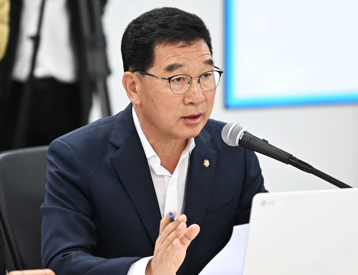 ▲ 신정훈 국회 행정안전위원회 위원장이 14일 경기도 수원시 영통구 경기도청에서 열린 국회 행정안전위원회의 경기도에 대한 국정감사에서 발언하고 있다. ⓒ뉴시스