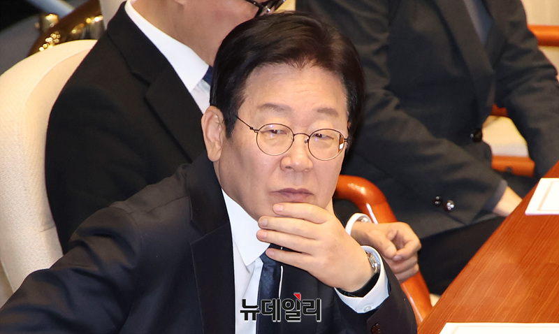 ▲ 이재명 더불어민주당 대표와 의원들이 27일 오후 서울 여의도 국회에서 열린 본회의에서 대화를 나누고 있다. ⓒ서성진 기자