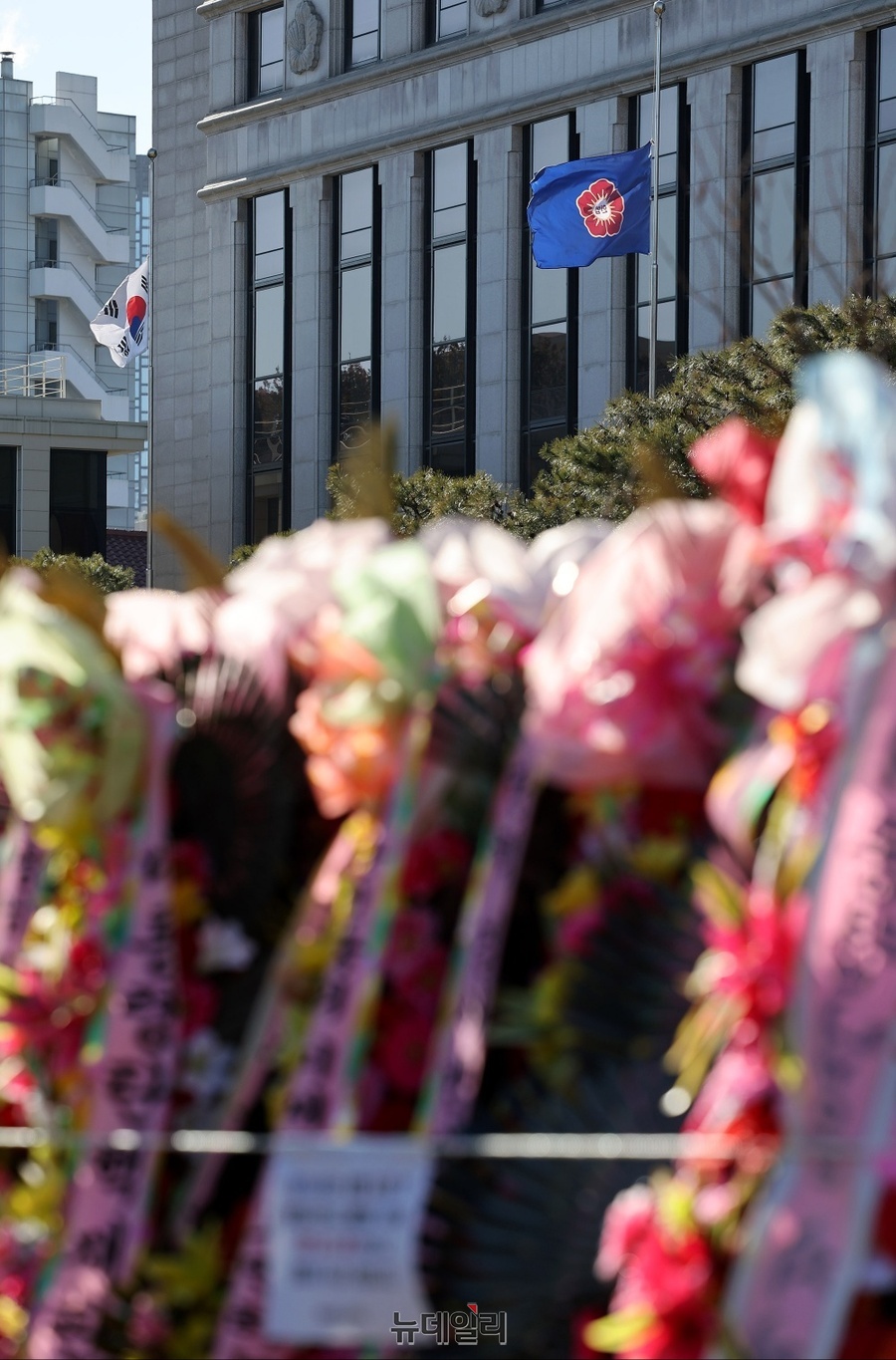 ▲ 윤석열 대통령의 탄핵심판을 비롯한 장관 탄핵심판 일정이 줄줄이 잡혀있는 31일 서울 종로구 헌법재판소에 무안공항 참사로 인해 조기가 게양돼 있다. 헌법재판소 주변으로 윤 대통령 탄핵을 반대하는 응원화환이 늘어서 있다. ⓒ정상윤 기자