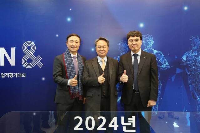 ▲ 신한카드(사장 문동권)는 ‘2024년 업적평가대회’를 서울 중구 동국대학교 본관 남산홀에서 27일에 개최했다고 29일 밝혔다. 대회장에 마련된 포토월에서 진옥동 신한금융그룹 회장(가운데), 문동권 신한카드 사장(왼쪽), 박창훈 신한카드 신임 사장 내정자가 기념 촬영을 하고 있다.ⓒ신한카드