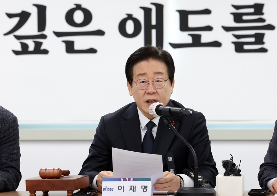 ▲ 이재명 더불어민주당 대표가 30일 오전 전남 무안군 더불어민주당 전남도당 대회의실에서 열린 현장 최고위원회의 및 항공사고 대책위원회 긴급 연석회의에 참석해 발언을 하고 있다. ⓒ뉴시스