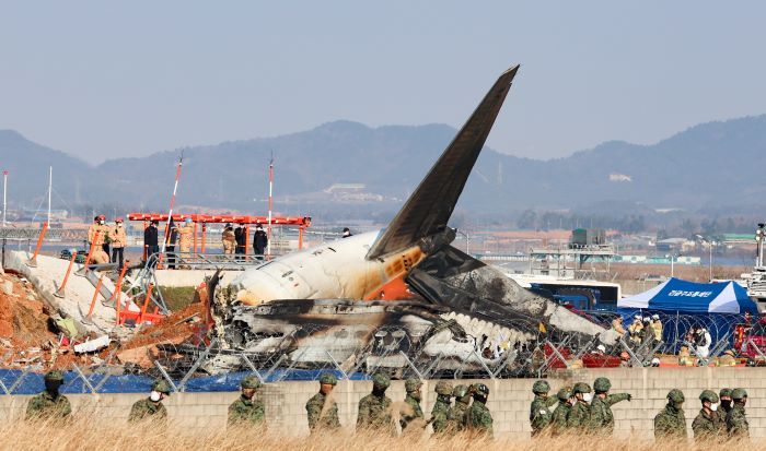 ▲ 전남 무안국제공항에서 여객기 착륙 도중 충돌 사고가 난 29일 오후 무안국제공항에서 군 당국이 실종 탑승객 수색 작업을 벌이고 있다. ⓒ뉴시스