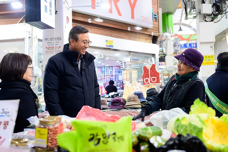 ▲ 오순문 서귀포시장은 지난 28일부터 29일까지 양일간 연합청년회, 바르게살기위원회, 자유총연맹, 새마을회 등 관내 자생단체 관계자들과 함께 전통시장을 방문해 지역경제 활성화를 위한 연말연시 소비촉진 장보기를 실시하고 민생의 어려움을 경청하는 시간을 가졌다.ⓒ서귀포시