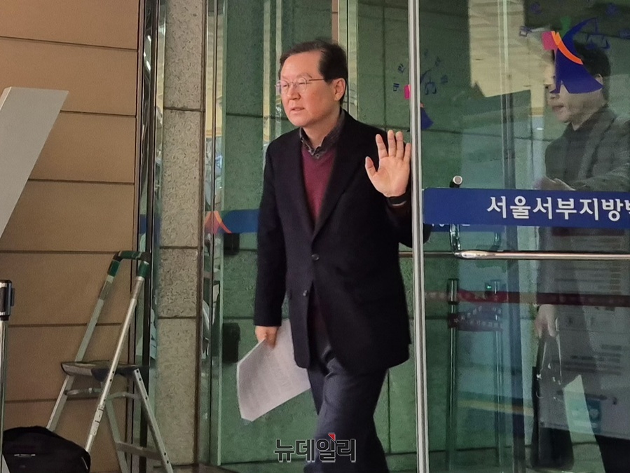 ▲ 윤석열 대통령 측 윤갑근 변호사가 30일 오전 서울서부지법에서 공수처의 체포영장 청구에 대한 의견서를 제출한 뒤 나서고 있다. ⓒ김상진 기자