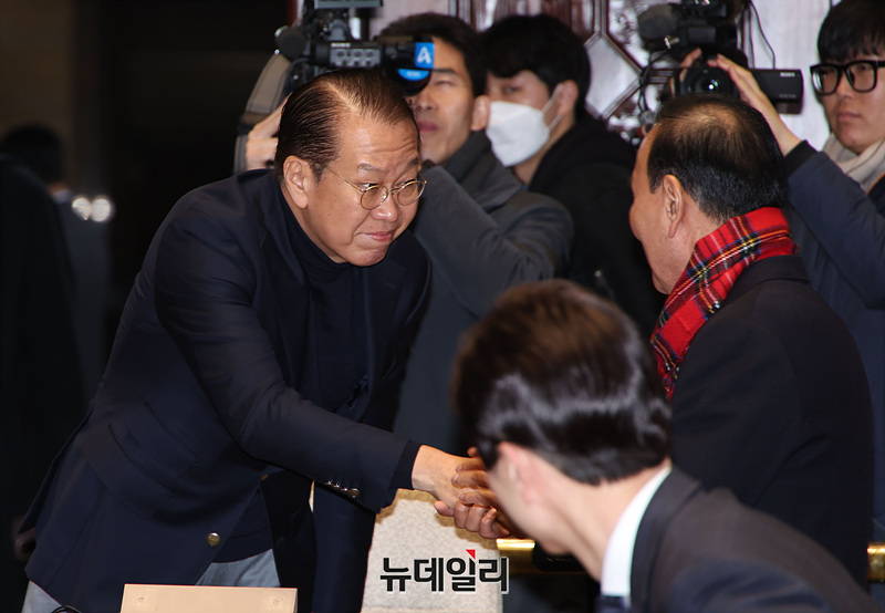 ▲ 국민의힘 비상대책위원장에 내정된 권영세 의원이 24일 오전 서울 여의도 국회에서 열린 의원총회에 참석하며 인사를 나누고 있다. ⓒ서성진 기자