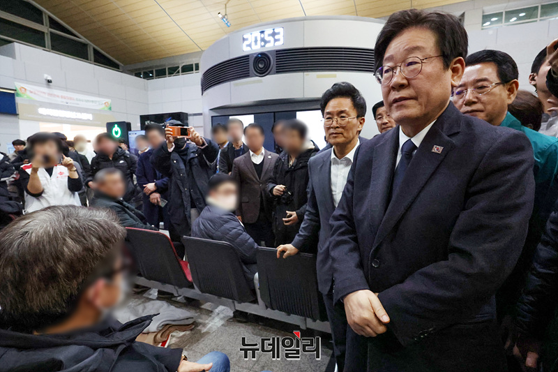▲ 이재명 더불어민주당 대표가 29일 전남 무안국제공항 참사와 관련해 현장을 찾아 유가족들을 찾아 위로하고 있다. ⓒ서성진 기자