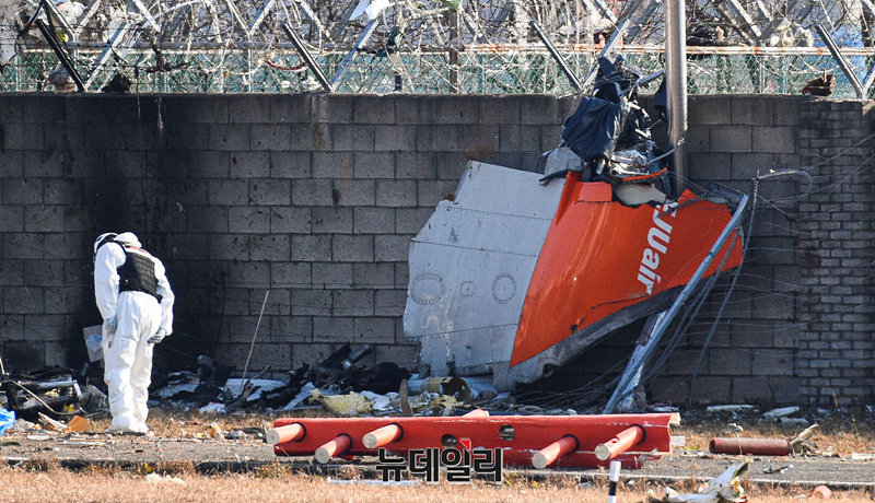 ▲ '제주항공 참사' 현장 수습하는 소방당국 ⓒ서성진 기자