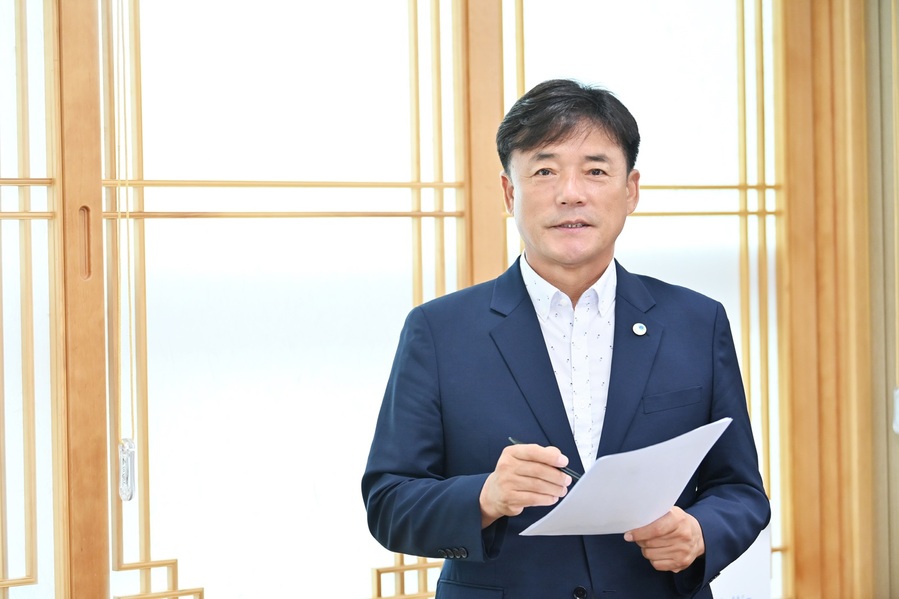 ▲ 윤경희 청송군수가 2025년 새해 화두로 운외창천(雲外蒼天)을 제시했다.ⓒ청송군