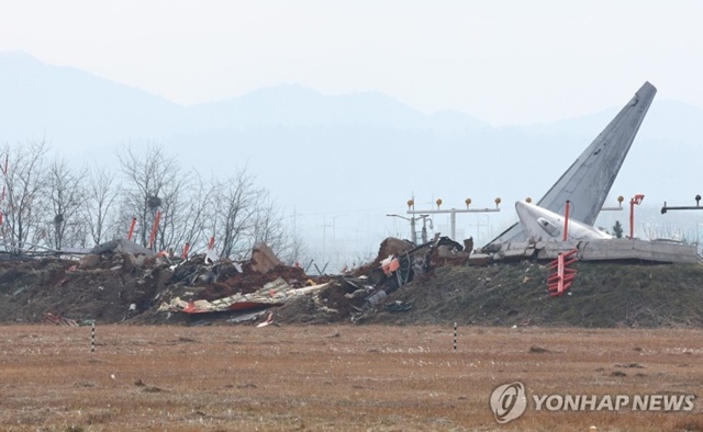 ▲ 전남 무안군 무안국제공항 활주로 인근의 로컬라이저가 전날 제주항공 여객기와의 충돌 여파로 파손됐다. 241230 ⓒ연합뉴스