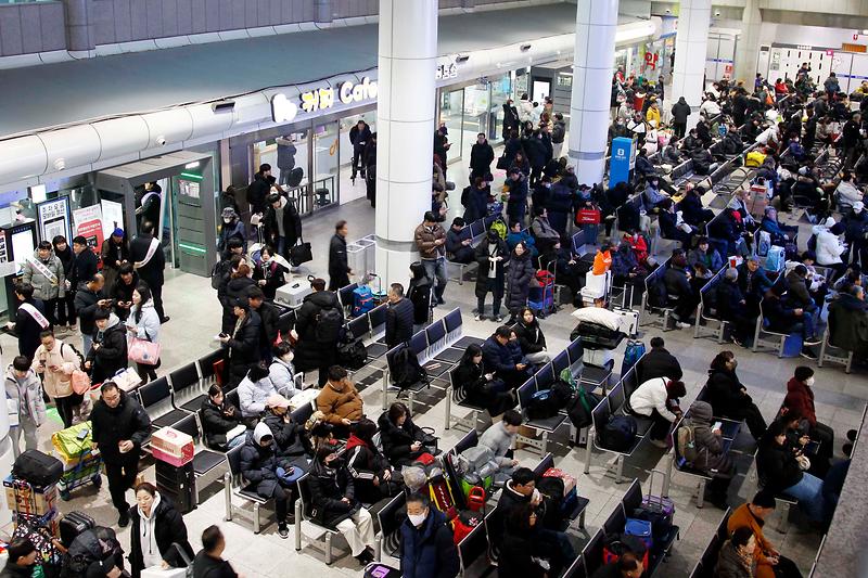 ▲ 인천항 연안부두 여객터미널에서 인천앞바다 섬을 가려는 이용객들이 터미널에서 여객선을 기다리고 있다. ⓒ 인천항만공사 제공