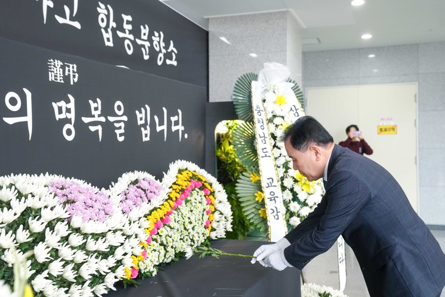 ▲ 김지철 교육감이 제주항공 여객기 참사 희생자들을 추모하기 위한 합동분향소에서 헌화하며 조의를 표하고 있다.ⓒ충남도교육청