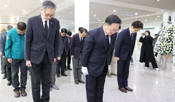 ▲ 대전시는 시청 1층에 마련된 ‘제주항공 여객기 사고 합동분향소는 국가 애도 기간인 내년 1월 4일(오전 8시~오후 10시)까지 운영된다고 밝혔다. 이장우 대전시장과 간부들이 헌화 분양을 한 뒤 희생자들에 대한 깊은 애도의 뜻을 표했다.ⓒ대전시