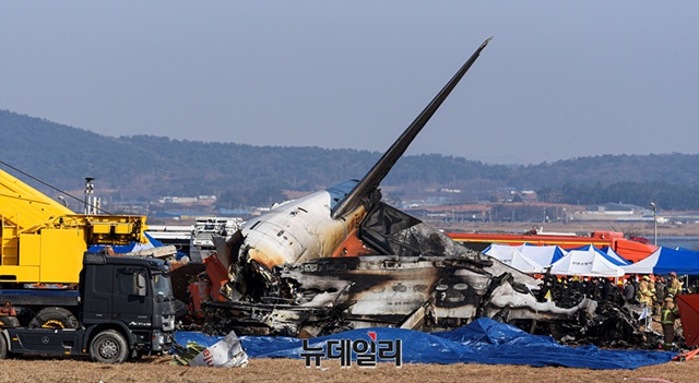 ▲ 전남 무안국제공항에 착륙 중이던 제주항공 여객기가 항행 안전시설에 부딪히면서 탑승자 대부분이 사망하는 참사가 발생했다. 241229 사진=서성진 기자. ⓒ뉴데일리