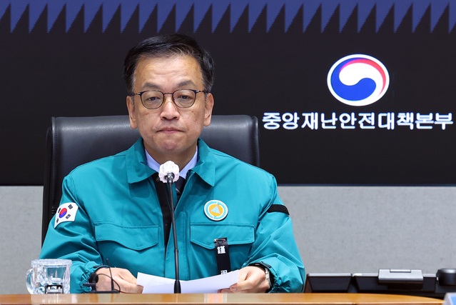 ▲ 최상목 대통령 권한대행 부총리 겸 기획재정부 장관이 31일 서울 종로구 정부서울청사 중앙재난안전대책본부에서 열린 제주항공 여객기 사고 중대본 5차 회의에 참석했다. ⓒ뉴시스