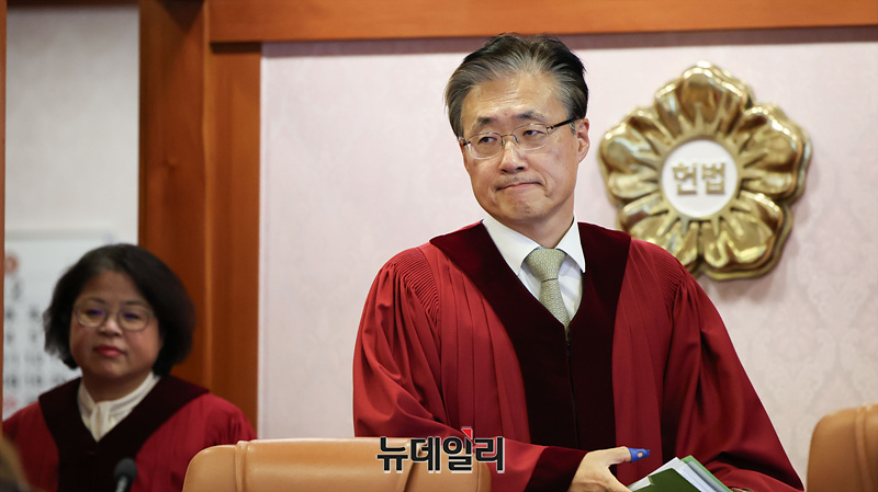 ▲ 김형두 헌법재판관이 지난 17일 오후 서울 종로구 헌법재판소 소심판정에서 열린 최재해 감사원장 탄핵심판 1회 준비절차에 참석하고 있다. ⓒ서성진 기자