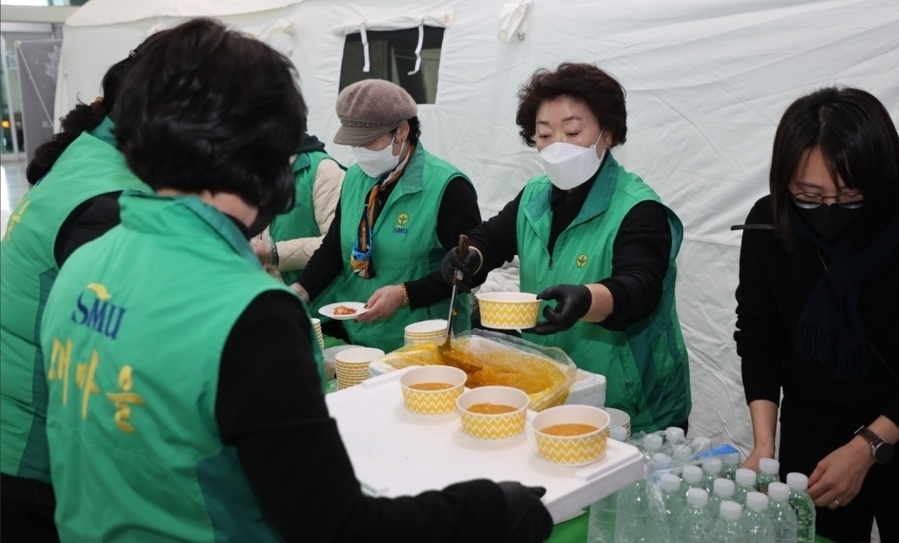 ▲ 무안국제공항에서 새마을 부녀회가 자원봉사를 하고 있다.ⓒ무안군 제공