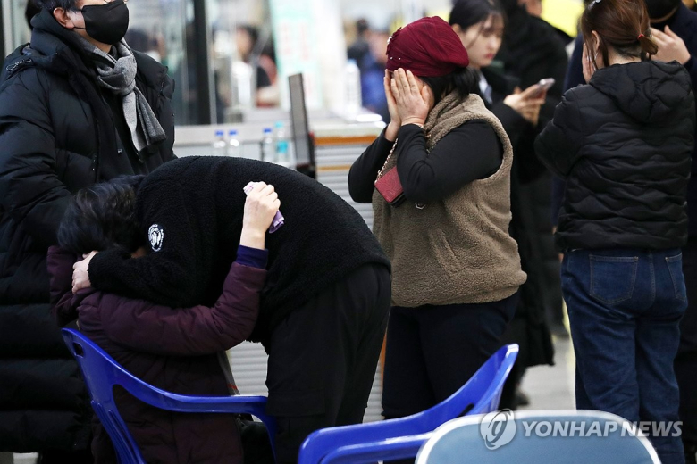 ▲ 30일 오전 무안국제공항에서 제주항공 여객기 사고 탑승객 가족들이 오열하고 있다. ⓒ연합뉴스