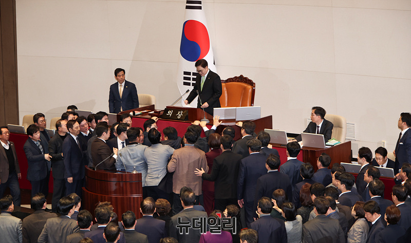 ▲ 한덕수 대통령 권한대행 탄핵소추안 표결이 진행중인 지난 27일 오후 서울 여의도 국회에서 열린 본회의에서 국민의힘 의원들이 탄핵 의결 정족수 과반 결정에 항의하고 있다. ⓒ서성진 기자