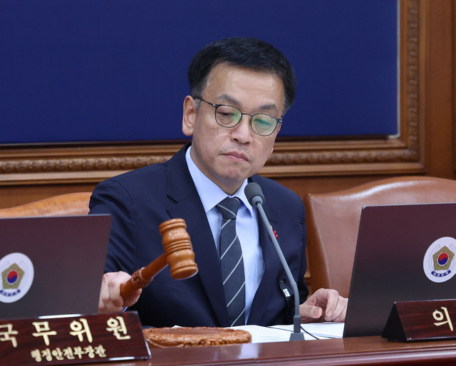 ▲ 최상목 대통령 권한대행 부총리 겸 기획재정부 장관이 31일 서울 종로구 정부서울청사에서 열린 국무회의에서 의사봉을 두드리고 있다. 2024.12.31. ⓒ뉴시스