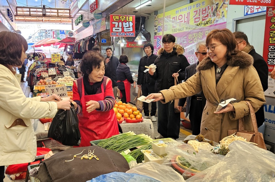 ▲ 양금희 경북도 경제부지사는 31일 경제통상국 직원 50여 명과 함께 안동중앙신시장과 안동구시장을 찾아 지역 상인들을 격려하고, 안동 우리요양원을 방문해 위문품을 전달하며, 2024년의 마지막 날을 도민의 일상을 챙기며 보냈다.ⓒ경북도