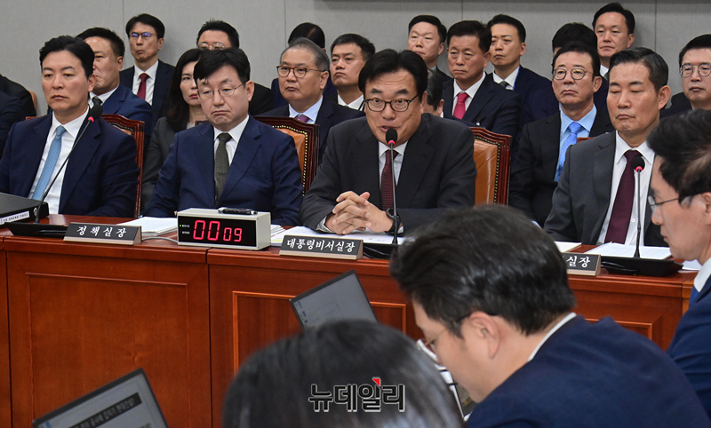 ▲ 정진석 대통령실 비서실장이 1일 오전 국회에서 열린 운영위원회의 대통령비서실, 국가안보실, 대통령경호처 국정감사에서 의원들의 질문에 답하고 있다. ⓒ이종현 기자