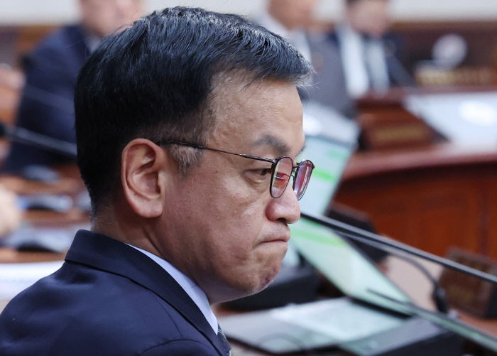 ▲ 최상목 대통령 권한대행 부총리 겸 기획재정부 장관이 31일 서울 종로구 정부서울청사에서 열린 국무회의를 주재하기 위해 준비하는 모습. ⓒ뉴시스