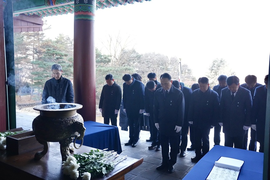▲ 박상돈 천안시장, 이순희 충남동부보훈지청장 등 보훈·안보단체장, 간부 공무원들이 1일 유관순 열사 추모각에서 신년 참배를 하고 있다.ⓒ천안시