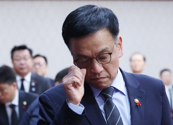 ▲ 최상목 대통령 권한대행 부총리 겸 기획재정부 장관이 31일 서울 종로구 정부서울청사에서 열린 국무회의를 주재하기 앞서 제주항공 여객기 참사 희생자를 애도하는 묵념을 마친 뒤 착석하는 모습. ⓒ뉴시스