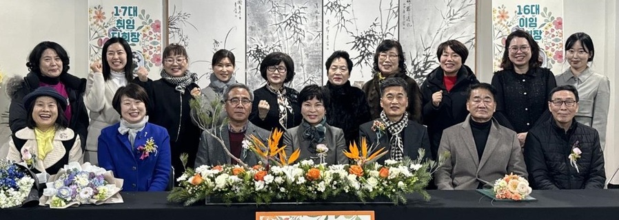 ▲ ㈔한국화원협회 충청북도지회 회원들이 지난달 30일 증평에서 열린 정기총회를 마친 뒤 기념촬영을 하고 있다.ⓒ㈔한국화원협회 충북도지회