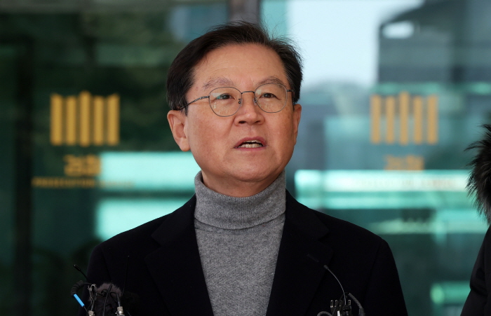 ▲ 윤석열 대통령을 변호하는 윤갑근 변호사가 지난 12월 31일 서울 서초구 서울고등검찰청 앞에서 윤 대통령 체포영장 발부에 대한 입장을 밝히는 모습. ⓒ뉴시스