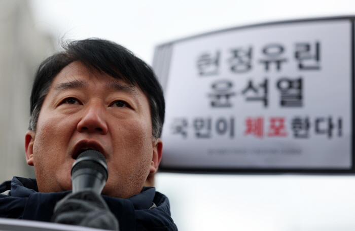 ▲ 양경수 민주노총 위원장이 지난 12월 17일 오전 서울 용산구 윤석열 대통령 관저 인근에서 열린 '윤 대통령 체포·구속 촉구 기자회견'에서 발언하고 있다. ⓒ뉴시스