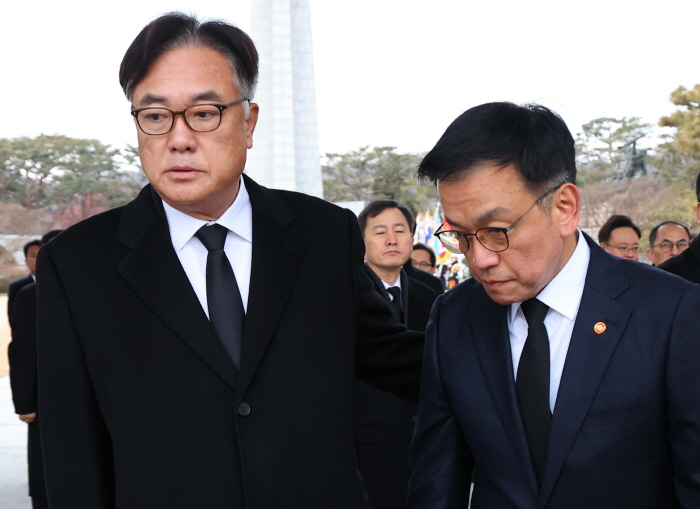 ▲ 최상목 대통령 권한대행 부총리 겸 기획재정부 장관과 정진석 대통령 비서실장이 2025년 을사년 새해 첫날인 1일 서울 동작구 국립서울현충원을 찾아 현충탑 참배 뒤 대화를 나누고 있다. 한편 이날 정진석 대통령 비서실장 등 수석비서관 이상 참모 전원이 최 대통령 권한대행에 사의를 표했다. ⓒ뉴시스