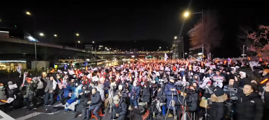 ▲ 《내전의 최전선》현장의 광경.
1월1일 새해 첫날 영하의 밤에도 한남동 대통령 관저 앞에는 체포영장 잡행을 막으려는 자유 시민들의 집회가 이어지고 있다. ⓒ 유튜브  실시간 현장 중계 화면 캡쳐