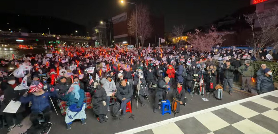 ▲ 한남동 집회 현장엔 2030 세대가 눈에 띄게 많이 등장했다. 자유진영에 희망적 현상이 아닐 수 없다. ⓒ 유튜브  실시간 현장 중계 화면 캡쳐