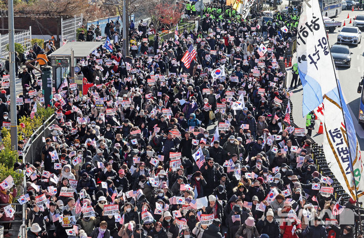 ▲ 공수처의 체포영장 집행 때부터 한남동 대통령 관저 앞에서는 밤낮을 가리지 않고 자유 시민들이 온 몸으로 연일 피 터지게 싸우고 있다. 한남동 관저 앞은 내전의 최전선이 되고 있다. ⓒ 뉴시스