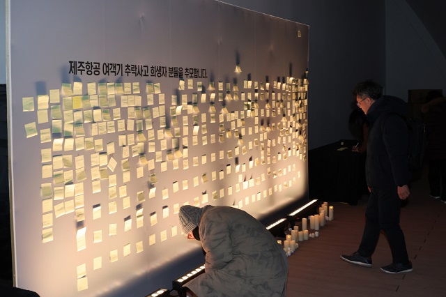 ▲ 추모의 벽 찾은 방문객들.ⓒ포항시