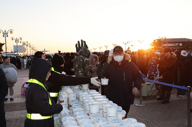 ▲ 현장을 방문한 시민과 관광객들에게새해맞이 떡국을 나눠 주고 있다.ⓒ포항시