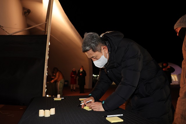 ▲ 이강덕 포항시장 추모의 벽을 찾아 사고 희생자 애도.ⓒ포항시