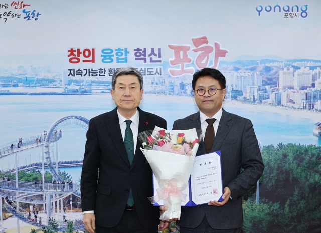 ▲ 포항시립합창단 신임 지휘자로 최원익(오른쪽) 지휘자를 위촉했다.ⓒ포항시