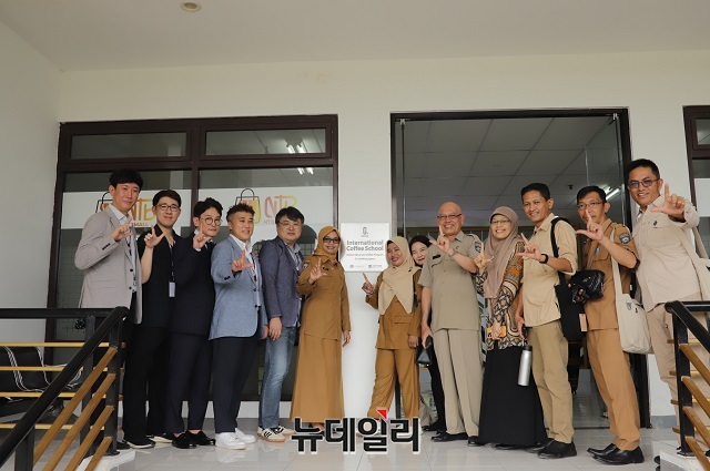 ▲ 지난달 17일 카페몰리는 인도네시아 롬복에서 국제커피학교 현판식을 가졌다.ⓒ뉴데일리