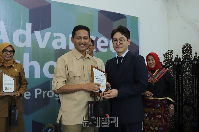 ▲ 카페몰리 롬복 프로젝트를 위해 서부 누사 텡가라 주 산림청 국장님에게 그동안 협력과 지원에 대한 감사패 전달하고 있다.ⓒ뉴데일리