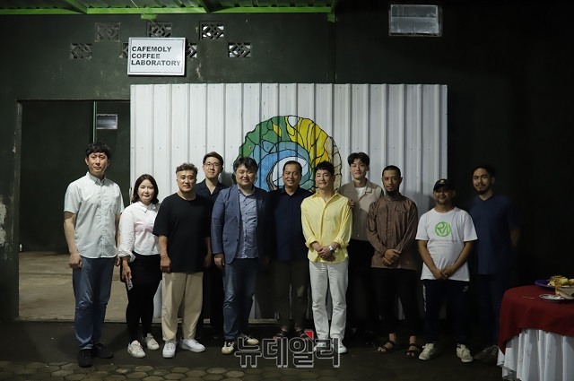 ▲ 롬복 주지사님(왼쪽에서 여섯번째)과 카페몰리 랩에서 갈라디너를 진행하고 기념촬영을 하고 있다.ⓒ뉴데일리
