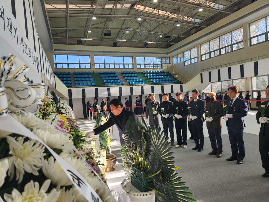 ▲ 국민의힘 강대식(대구 동구을) 대구시당위원과 대구시당 주요당직자 30여명은 1일 제주항공 여객기 희생자 합동분양소를 찾아 희생자들의 명복을 빌고 참배했다.ⓒ국민의힘 대구시당