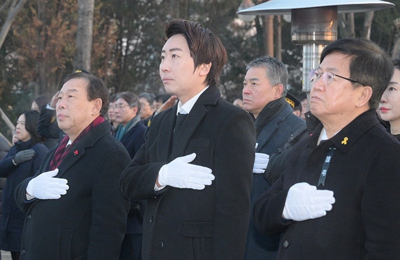 ▲ 최민호 세종시장과 임채성 세종시의회 의장, 최교진 세종교육감이 2일 오전 충령탑을 찾아 순국선열과 호국영령에게 참배를 하고 있다.ⓒ세종시