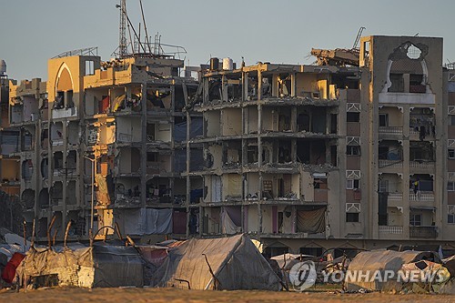 ▲ 이스라엘군 공습으로 파괴된 가자지구 한 아파트. ⓒ연합뉴스