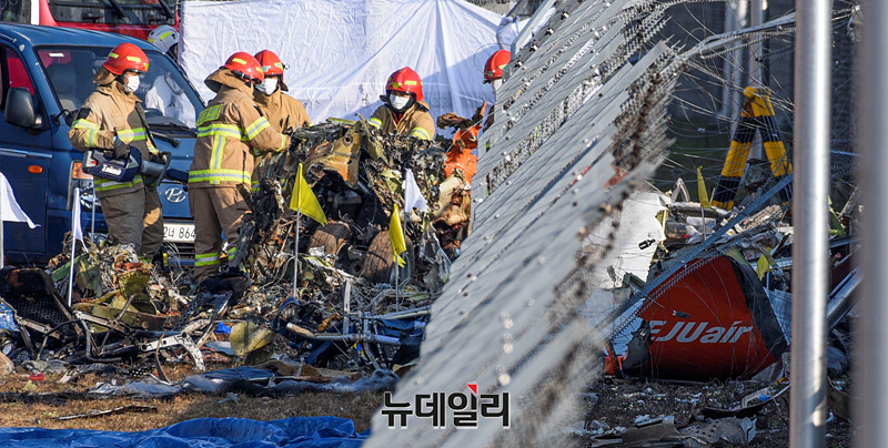 ▲ 전남 무안국제공항에 착륙 중이던 제주항공 여객기가 항행 안전시설에 부딪히면서 탑승자 대부분이 사망하는 참사가 발생한 가운데 지난해 12월29일 오후 사고현장에서 소방 당국이 수습작업을 하고 있다. ⓒ서성진 기자