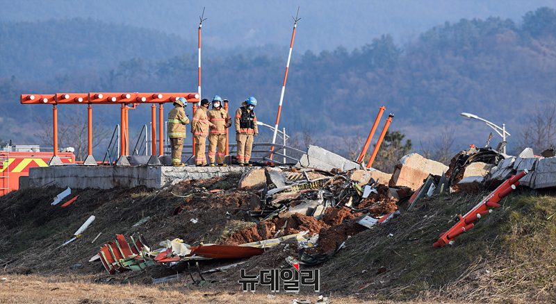 ▲ 전남 무안국제공항에 착륙 중이던 제주항공 여객기가 항행 안전시설에 부딪히면서 탑승자 대부분이 사망하는 참사가 발생한 가운데 29일 오후 사고현장에서 소방 당국이 수습작업을 하고 있다. ⓒ전남 무안=서성진 기자