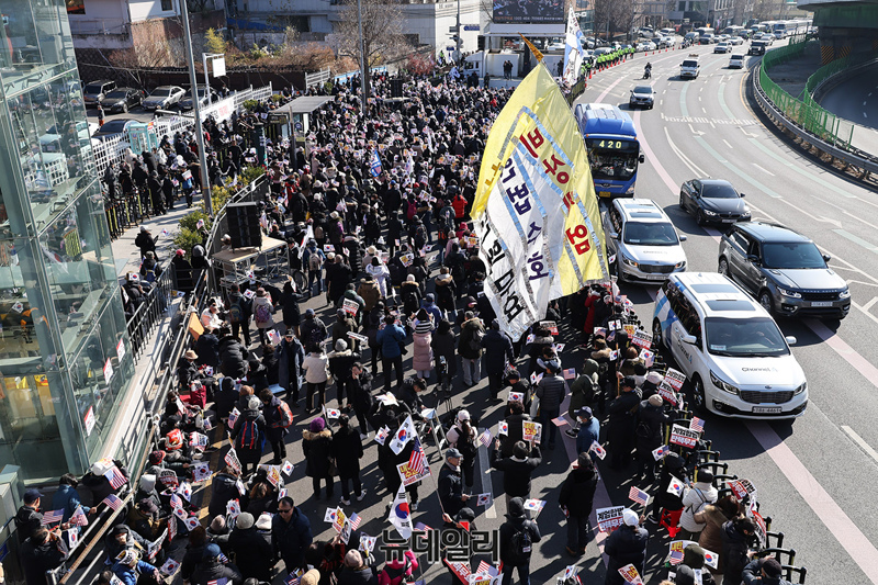 ▲ 윤석열 대통령에 대한 체포영장이 발부된지 사흘째인 2일 오후 서울 용산구 대통령 관저 입구에 윤 대통령을 지지하는 시민들이 모여 집회를 갖고 있다. ⓒ서성진 기자