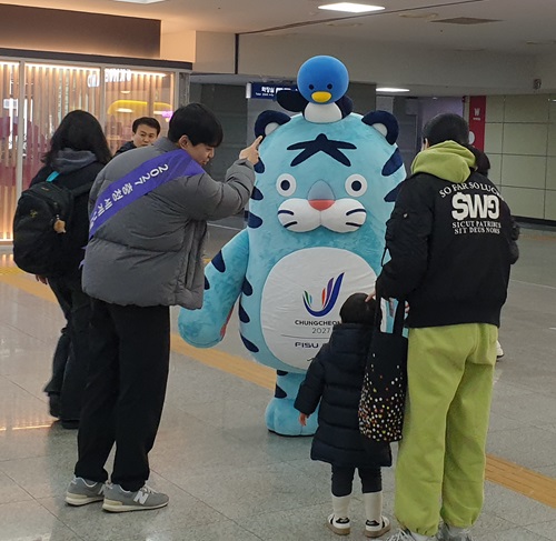 ▲ 2027 충청 세계U대회 조직위원회가 을사년 새해를 맞아 대회의 성공적인 개최를 기원하며 오송역에서 홍보 캠페인을 하고 있다.ⓒ세계U대회 조직위원회