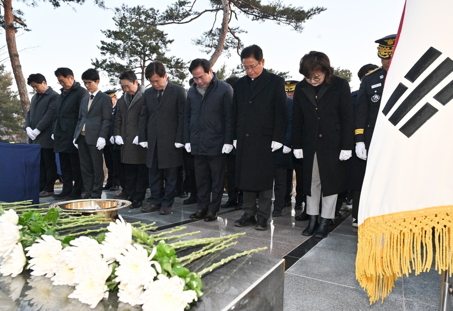 ▲ 경상북도는 2일 순직공무원 추모비 참배를 시작으로 을사년(乙巳年) 새해 전 직원의 안녕과 행복을 기원하며, 역동적인 새로운 도정의 출발을 알렸다.ⓒ경북도